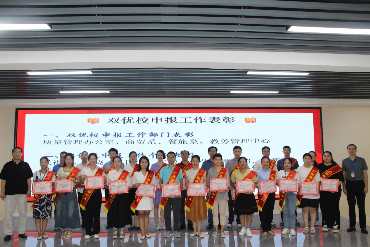 11.学校党委副书记、纪委书记、副校长农安航（左一）和副校长黄强新（右一）为在学?！八判！毕钅可瓯üぷ髦谢癖碚玫母鋈税浣辈⒑嫌傲裟? srcset=