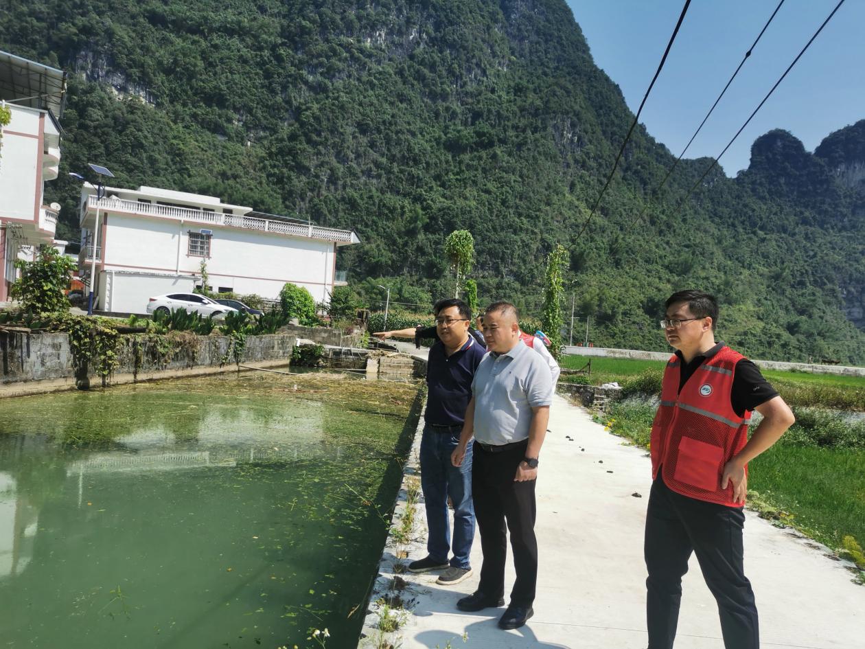 5.学校领导考察平良村泉水养鱼基地