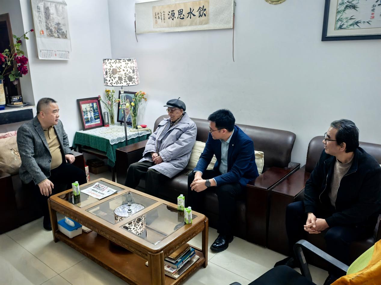 2.学校党委书记、校长韦鹰（左一）率队走访慰问老同志徐叔驰（左二）