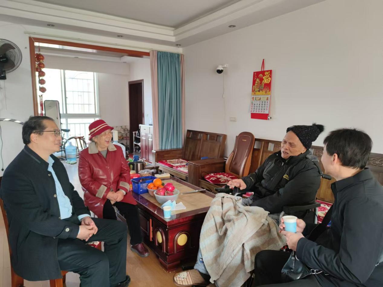 6.学校党委副书记、纪委书记、副校长农安航率队走访慰问老同志周复欣（右二）