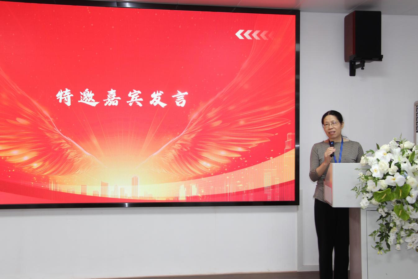 6.吕志宁教授爱人覃一平老师作为家属献花并发言