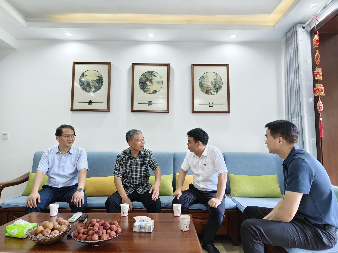 广西商业学校党委组织开展“七一”走访慰问老党员活动